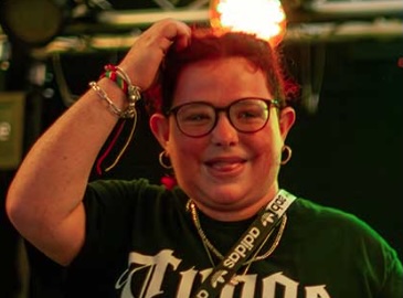 Sarita - Resident DJ bei INCLUSIONS mit Beeinträchtigung - Nur als Pair buchbar